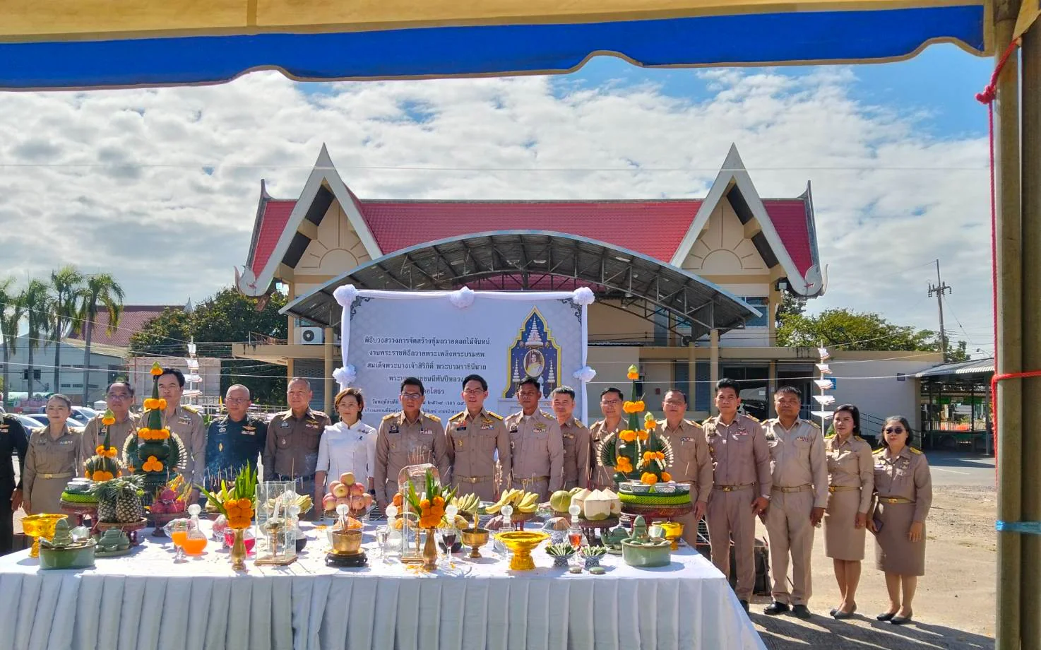 ร่วมพิธีบวงสรวงการจัดสร้างซุ้มถวายดอกไม้จันทน์  งานพระราชพิธีถวายพระเพลิงพระบรมศพ สมเด็จพระนางเจ้าสิริกิติ์ พระบรมราชินีนาถ พระบรมราชชนนีพันปีหลวง