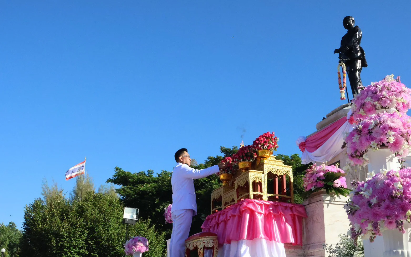 ร่วมพิธีวางพวงมาลาถวายราชสักการะ เนื่องในวันคล้ายวันสรรคตพระบาทสมเด็จพระจุลจอมเกล้าเจ้าอยู่หัว